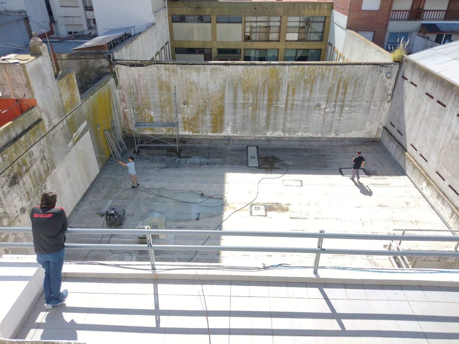 Muros de patio con hongos y humedad antes de la limpieza de fachadas
