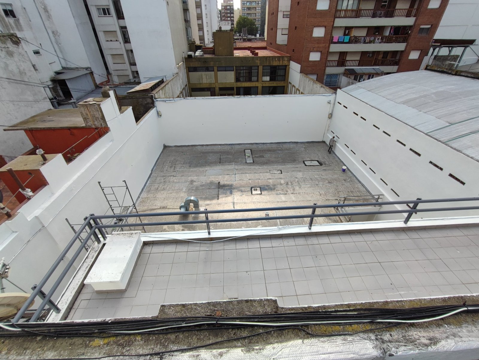 Muros de patio pintados tras el servicio de reparación y pintura