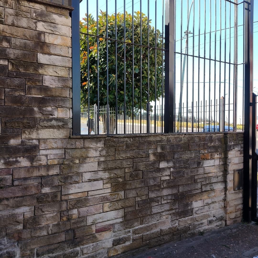 Muro de piedra Mar del Plata con manchas de humedad antes de la restauración