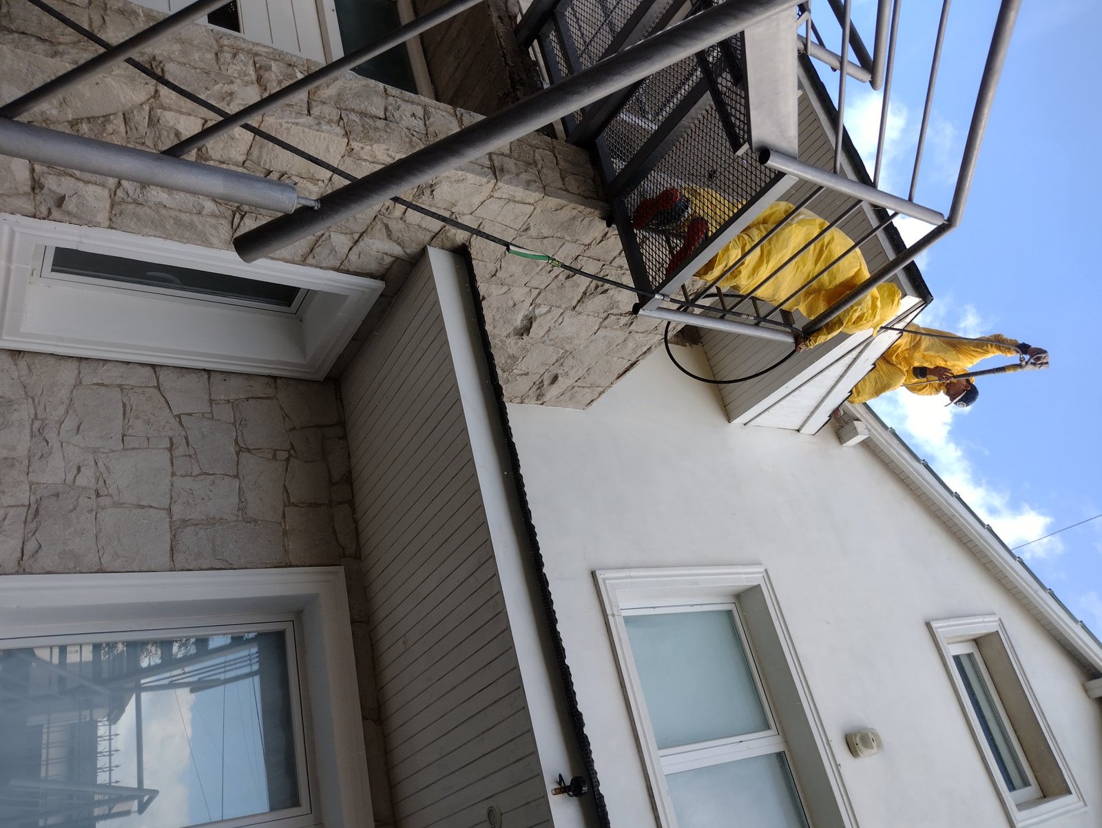 Operario en rappel realizando hidrolavado de fachada en altura en Mar del Plata